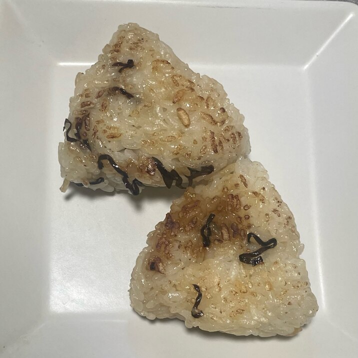 ごま油で焼く！塩昆布焼きおにぎり♩